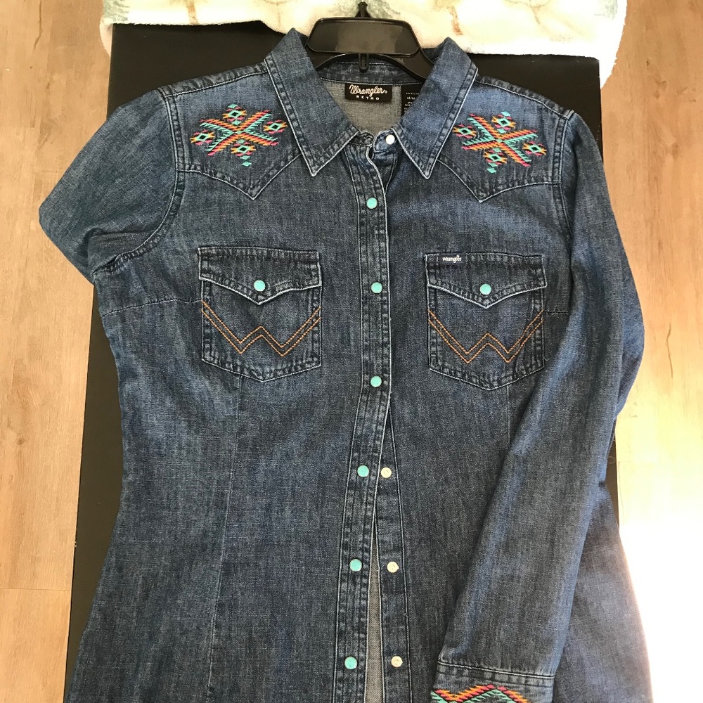 Beautiful embroidered Wrangler Brand western shirt 100% cotton w turquoise snaps